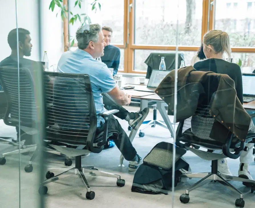 Teambesprechung im Düsseldorfer Büro von Blue Avenir